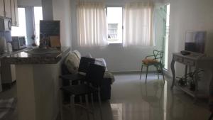 een keuken met een aanrecht en stoelen in een kamer bij Lindo Apartamento em Balneário Camboriú in Balneário Camboriú