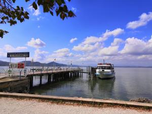un barco está atracado en un muelle sobre el agua en Appartamento Lungolago San Feliciano, en Magione