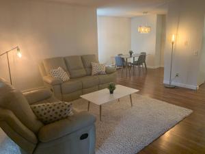 Newly Renovated 2 Bed/Bath in Downtown UG parking
