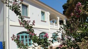 Un bâtiment blanc avec des fleurs devant lui dans l'établissement Villa Primaluce, à Pizzo