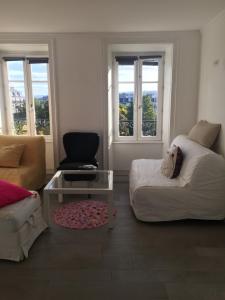 a living room with a bed and a coffee table at Le Jardin Darcy Liberté Hyper centre gare-ville parking public payant dans la rue in Dijon