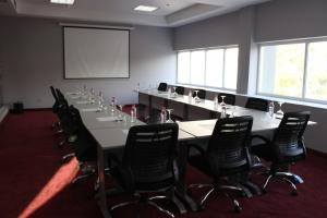 a conference room with a long table and chairs at Hesperia Maracay in Maracay