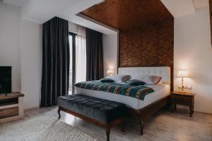 Un pat sau paturi într-o cameră la Hotel Kostelski Buk