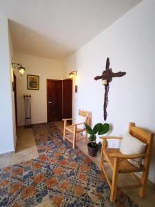 サン・ブラスにあるLa Familiaの椅子と壁掛けのクロス付きの部屋