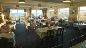 A restaurant or other place to eat at Sandown Manor 