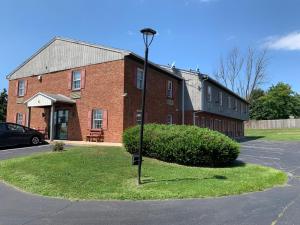 un edificio de ladrillo con una luz de la calle delante de él en Olde Amish Inn, en Ronks