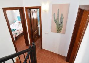 Postel nebo postele na pokoji v ubytování Olympia House Lovely, Close to Town and Beaches with Private Pool & Fast WiFi