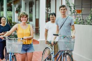un grupo de personas de pie con sus bicicletas en Tre Xanh Homestay en Ninh Binh