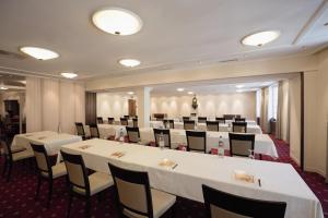 Restoran või mõni muu söögikoht majutusasutuses Hotel Roter Turm