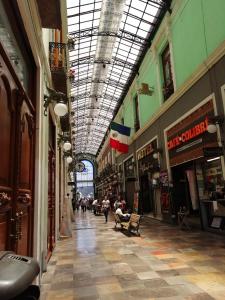 a shopping mall with people walking through the arcade at Hotel La Alhondiga in Puebla
