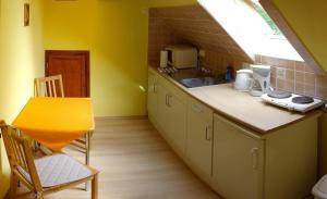Kuchyňa alebo kuchynka v ubytovaní Kondics Apartmanház