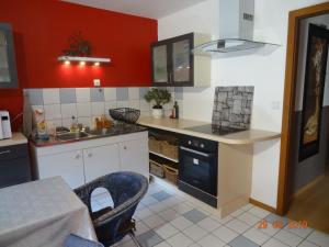 eine Küche mit einer Spüle und einer Arbeitsplatte in der Unterkunft LE KATZALA in Mulhouse