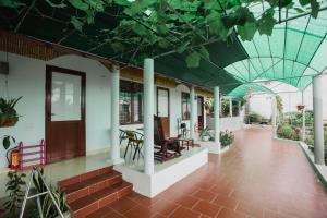 un pasillo de una casa con techo verde en Tre Xanh Homestay en Ninh Binh