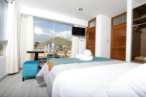 Кровать или кровати в номере Latinos House Cusco