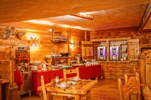 ห้องอาหารหรือที่รับประทานอาหารของ Hôtel & Spa La Ferme de l'Izoard