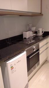a kitchen with a stove and a counter top at Green Park Apartamento con Balcón vista Lago in Punta del Este