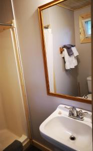 y baño con lavabo y espejo. en Overlook Inn & Cabins, en Clearwater