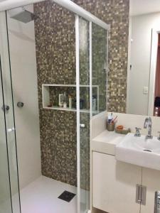 a bathroom with a shower and a sink at Flat no Portogalo in Angra dos Reis