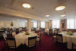 Restoran või mõni muu söögikoht majutusasutuses Hotel Roter Turm