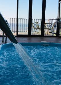 una piscina con un tobogán de agua frente a la playa en Casa SPA El Rincón del Duende, en Pedro Bernardo