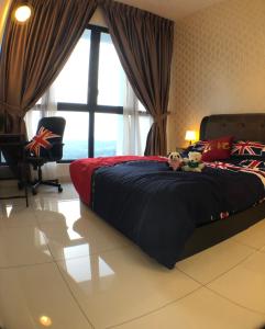 Un dormitorio con una cama grande y una ventana en Legoland & Educity at BuYiYang Homestay, en Johor Bahru