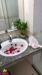 Koupelna v ubytování Paradis Hotel
