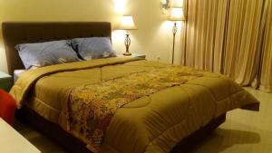 un grande letto in una stanza con due lampade di Royal Adem Mejing a Ngabean