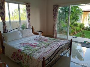 Tempat tidur dalam kamar di Upasana Eco Resort