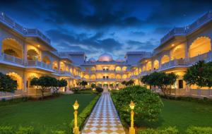 瑟瓦伊馬托布爾的住宿－Anuraga Palace，享有大楼外部的夜景