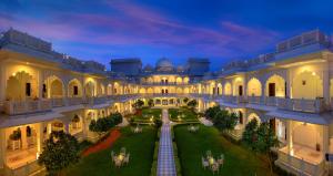 瑟瓦伊馬托布爾的住宿－Anuraga Palace，享有建筑庭院的空中景致