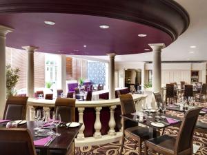 Ruang duduk di Mercure Dartford Brands Hatch Hotel & Spa