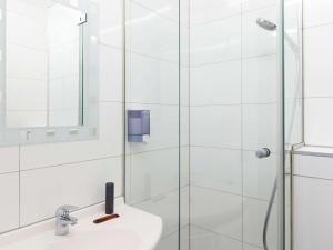 Ein Badezimmer in der Unterkunft Ibis Styles La Louvière