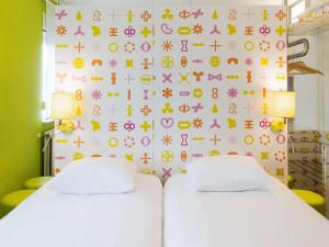 Ein Bett oder Betten in einem Zimmer der Unterkunft Ibis Styles La Louvière