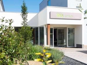 ein Gebäude mit einem Schild, das Busdienste liest in der Unterkunft Ibis Styles La Louvière in La Louvière