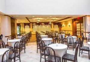 En restaurant eller et andet spisested på Clarion Hotel & Conference Center
