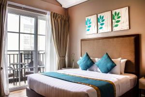 Postel nebo postele na pokoji v ubytování Royale Parc Hotel Tagaytay