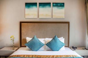 Postel nebo postele na pokoji v ubytování Royale Parc Hotel Tagaytay