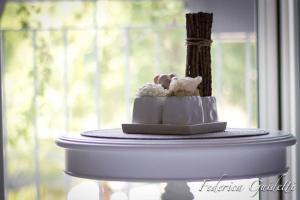 una torta seduta sopra un tavolo di Rooms Il Punto a Peschiera del Garda