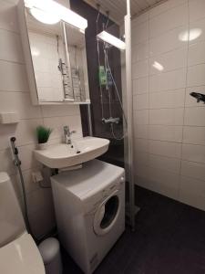 クオピオにあるHomeAway Cityのバスルーム(トイレ、洗面台、洗濯機付)