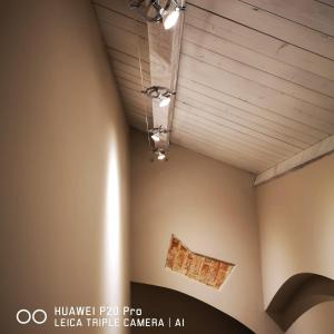 una camera con soffitto illuminato di CAV Crystal by People ad Asti