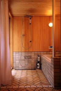 W łazience znajduje się prysznic i wanna. w obiekcie HÏSOM w mieście Ōda