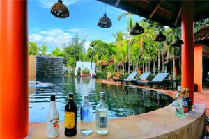 A piscina localizada em Central Indochine D'angkor Hotel ou nos arredores