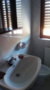 ein Bad mit einem Waschbecken und einem WC in der Unterkunft Hotel El Sueve in Colunga