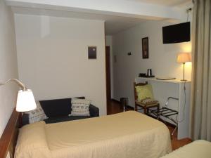 Postel nebo postele na pokoji v ubytování Hostal Coruña