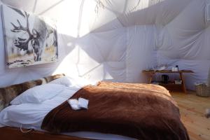 Ένα ή περισσότερα κρεβάτια σε δωμάτιο στο Wild Caribou Dome