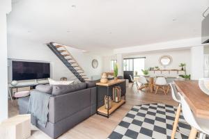 a living room with a couch and a dining room at L'appart in Le Touquet-Paris-Plage