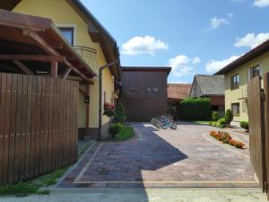 ein Haus mit einem Zaun und einer steinernen Einfahrt in der Unterkunft Domček Janina in Suchá Hora