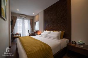 Postel nebo postele na pokoji v ubytování Hanoi Lakeside Premium Hotel & Travel