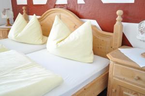 Postel nebo postele na pokoji v ubytování Schloss Wiesenthau