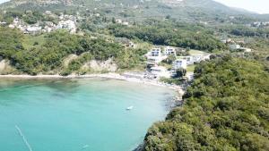 una vista aérea de una playa con un barco en el agua en Casa Mila apartments & bungalows en Ulcinj